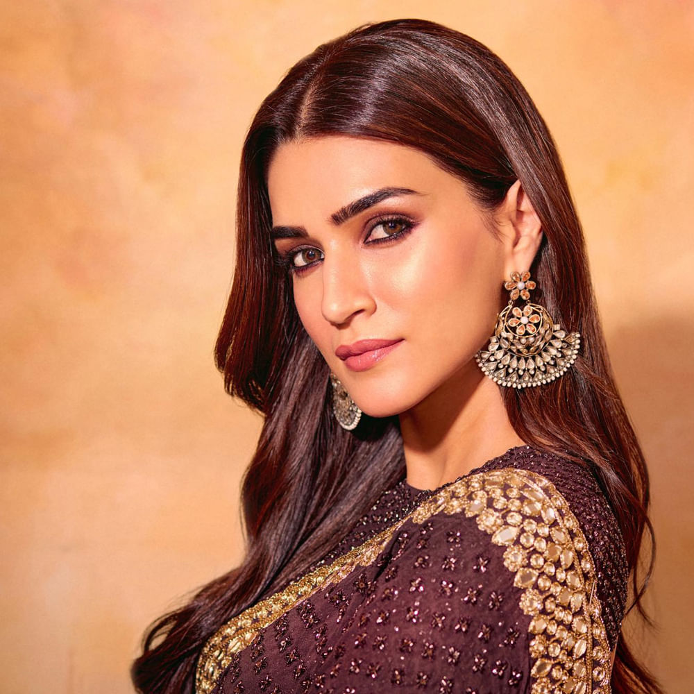 బాలీవుడ్ ఇండస్ట్రీలో ఉన్న స్టార్ హీరోయిన్లలో కృతి సనన్ ఒకరు. హిట్టు, ప్లాపులతో సంబంధం లేకుండా వరుస చిత్రాలతో ఫుల్ బిజీగా ఉంటుంది ఈ అమ్మడు. ప్రస్తుతం ఈ భామ ప్రభాస్ రాముడిగా, ఈమె సీతగా నటించిన  ఆదిపురుష్ చిత్రం ప్రమోషన్స్ లో బిజీగా ఉంది. ఈ సినిమా కంటే ముందు కృతి సనన్.. మహేష్ బాబు నటించిన నేనొక్కడినే సినిమాతో తెలుగు తెరకు పరిచయం అయ్యింది.
