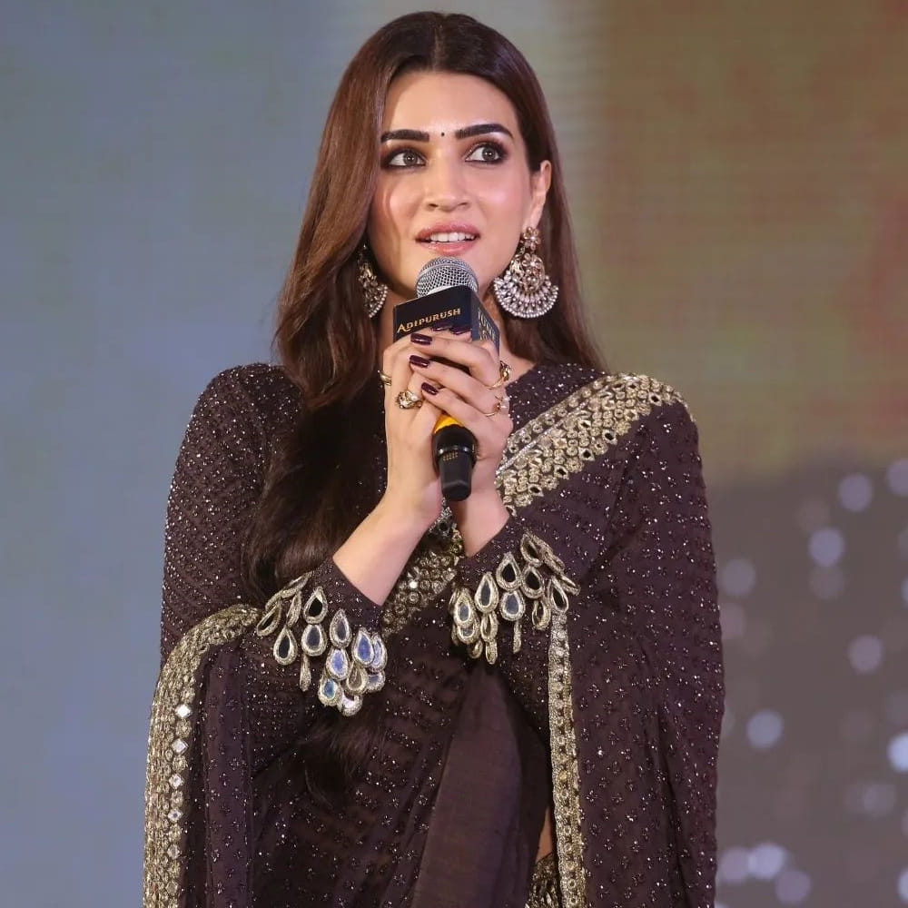 బాలీవుడ్ ఇండస్ట్రీలో ఉన్న స్టార్ హీరోయిన్లలో కృతి సనన్ ఒకరు. హిట్టు, ప్లాపులతో సంబంధం లేకుండా వరుస చిత్రాలతో ఫుల్ బిజీగా ఉంటుంది ఈ అమ్మడు. ప్రస్తుతం ఈ భామ ప్రభాస్ రాముడిగా, ఈమె సీతగా నటించిన  ఆదిపురుష్ చిత్రం ప్రమోషన్స్ లో బిజీగా ఉంది. ఈ సినిమా కంటే ముందు కృతి సనన్.. మహేష్ బాబు నటించిన నేనొక్కడినే సినిమాతో తెలుగు తెరకు పరిచయం అయ్యింది.
