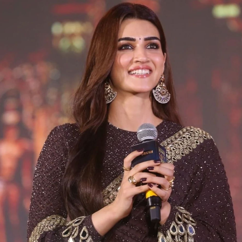 బాలీవుడ్ ఇండస్ట్రీలో ఉన్న స్టార్ హీరోయిన్లలో కృతి సనన్ ఒకరు. హిట్టు, ప్లాపులతో సంబంధం లేకుండా వరుస చిత్రాలతో ఫుల్ బిజీగా ఉంటుంది ఈ అమ్మడు. ప్రస్తుతం ఈ భామ ప్రభాస్ రాముడిగా, ఈమె సీతగా నటించిన  ఆదిపురుష్ చిత్రం ప్రమోషన్స్ లో బిజీగా ఉంది. ఈ సినిమా కంటే ముందు కృతి సనన్.. మహేష్ బాబు నటించిన నేనొక్కడినే సినిమాతో తెలుగు తెరకు పరిచయం అయ్యింది.
