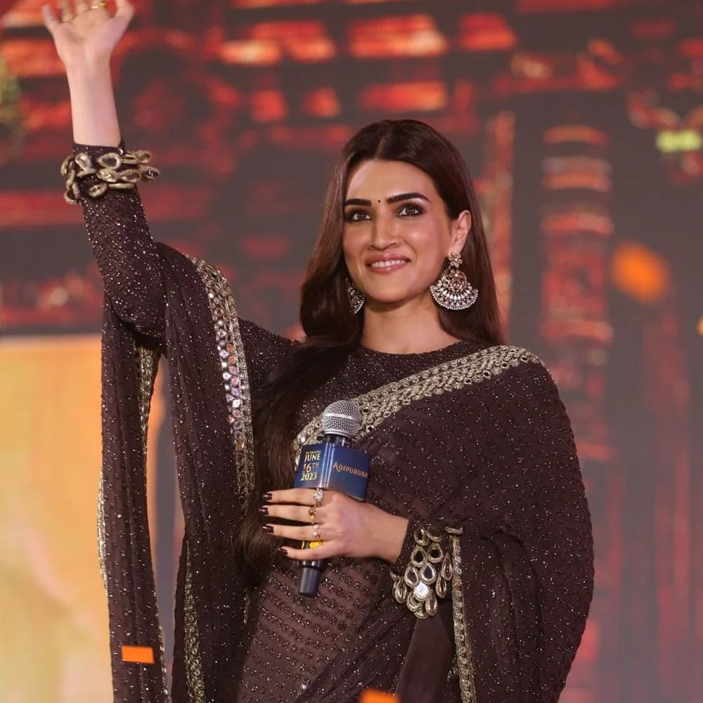 బాలీవుడ్ ఇండస్ట్రీలో ఉన్న స్టార్ హీరోయిన్లలో కృతి సనన్ ఒకరు. హిట్టు, ప్లాపులతో సంబంధం లేకుండా వరుస చిత్రాలతో ఫుల్ బిజీగా ఉంటుంది ఈ అమ్మడు. ప్రస్తుతం ఈ భామ ప్రభాస్ రాముడిగా, ఈమె సీతగా నటించిన  ఆదిపురుష్ చిత్రం ప్రమోషన్స్ లో బిజీగా ఉంది. ఈ సినిమా కంటే ముందు కృతి సనన్.. మహేష్ బాబు నటించిన నేనొక్కడినే సినిమాతో తెలుగు తెరకు పరిచయం అయ్యింది.
