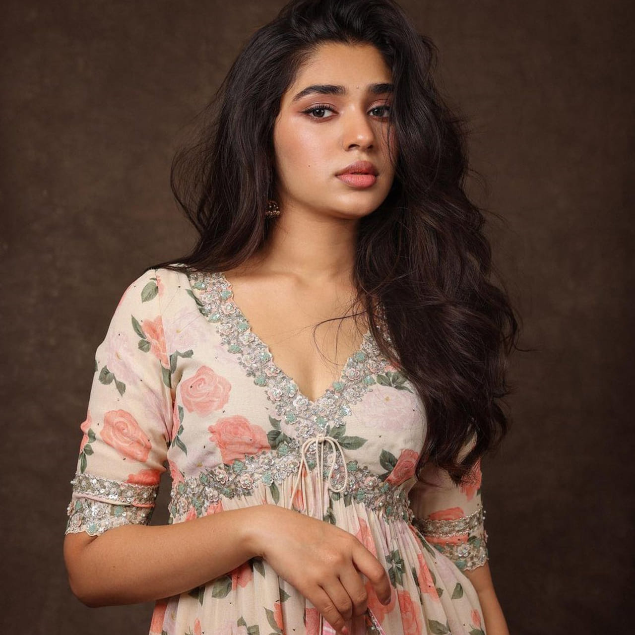 ఉప్పెన సినిమాతో తెలుగు కుర్రాళ్ల హృదయాలను దొచేసింది కృతి శెట్టి. తొలి చిత్రానికి సూపర్ హిట్ అందుకోవడమే కాదు.. ఏకంగా ఫ్యాన్ ఫాలోయింగ్ పెంచుకుంది. 