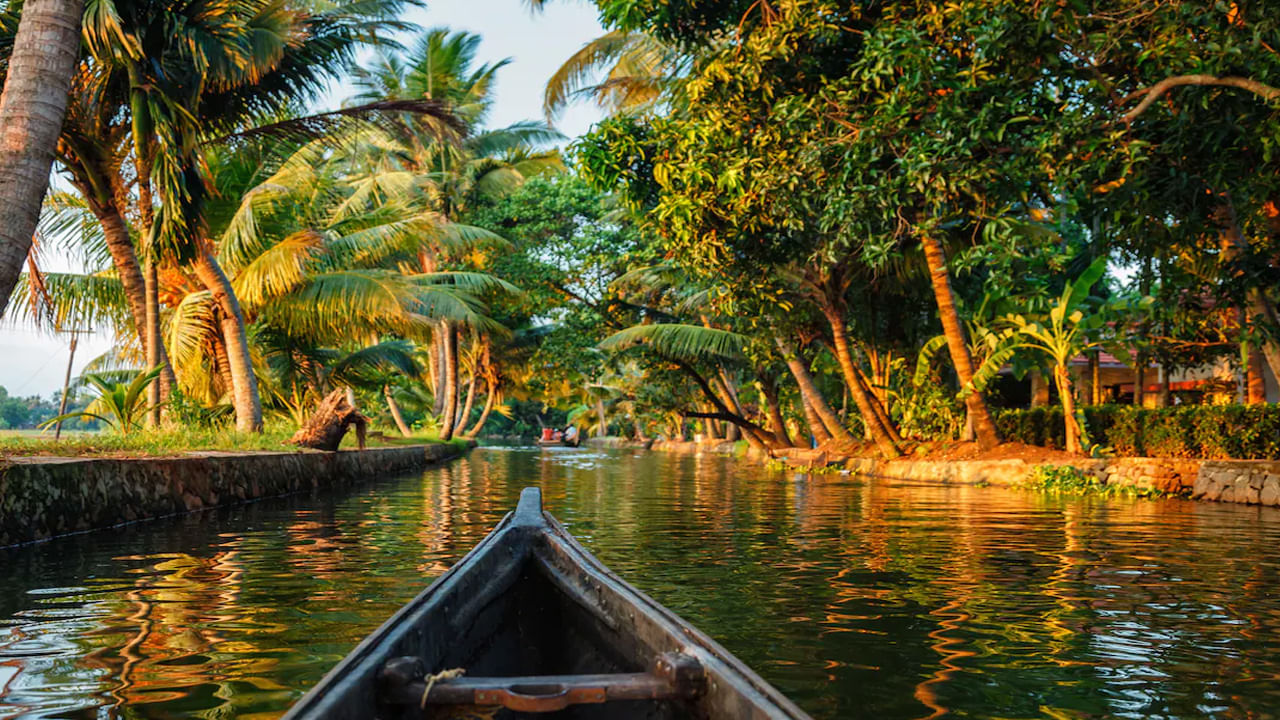 Kumarakom, Kerala- కేరళలోని కుమరకోమ్ విలాసానికి కేంద్ర బిందువు వంటిది. బ్యాక్‌వాటర్‌కు ఇది చాలా ప్రసిద్ధి చెందింది. ఇక్కడకు వచ్చే యాత్రికులు కేవలం దీని కోసం మాత్రమే రారు. ఇక్కడకు వచ్చేవారు చాలా మంది ఆరోగ్యకరమైన వాతావరణాన్ని ఆస్వాదించేందుకు కుమరకొంకు వస్తారు. ఇక్కడ ఆయుర్వేద స్పా ప్రసిద్ధి. అంతేకాదు.. అనేక లగ్జరీ రిసార్ట్‌లు కూడా అందుబాటులో ఉన్నాయి. మీరు వివంత బై తాజ్, ది జూరి కుమరకోమ్ కేరళ రిసార్ట్, CGH ఎర్త్ మొదలైన వాటిని చూడవచ్చు.