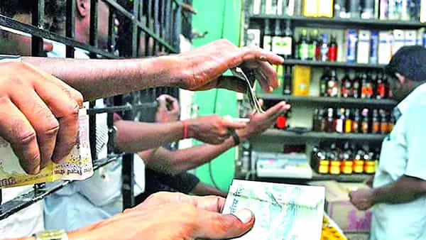మందుబాబులకు షాక్.. 500 మద్యం దుకాణాల మూసివేత!