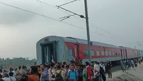 Lohit Express: తప్పిన పెను ప్రమాదం.. రెండు భాగాలుగా విడిపోయిన ఎక్స్ప్రెస్ రైలు.. రైళ్లో నుంచి బయటికి దూకిన ప్రయాణికులు