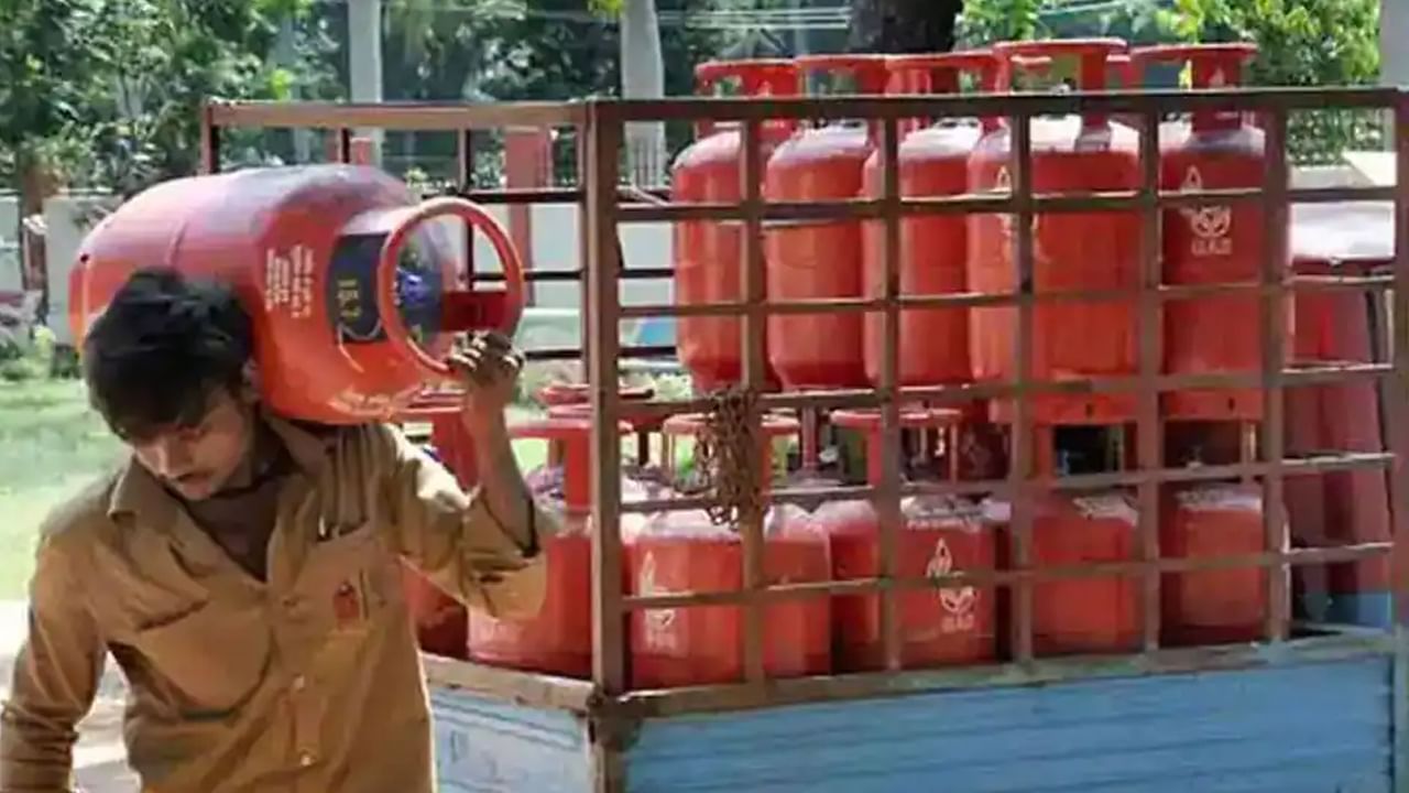 LPG Cylinder Price: ఎల్పీజీ గ్యాస్ సిలిండర్ వినియోగదారులకు గుడ్‌న్యూస్.. భారీగా తగ్గనున్న వంట గ్యాస్ ధర