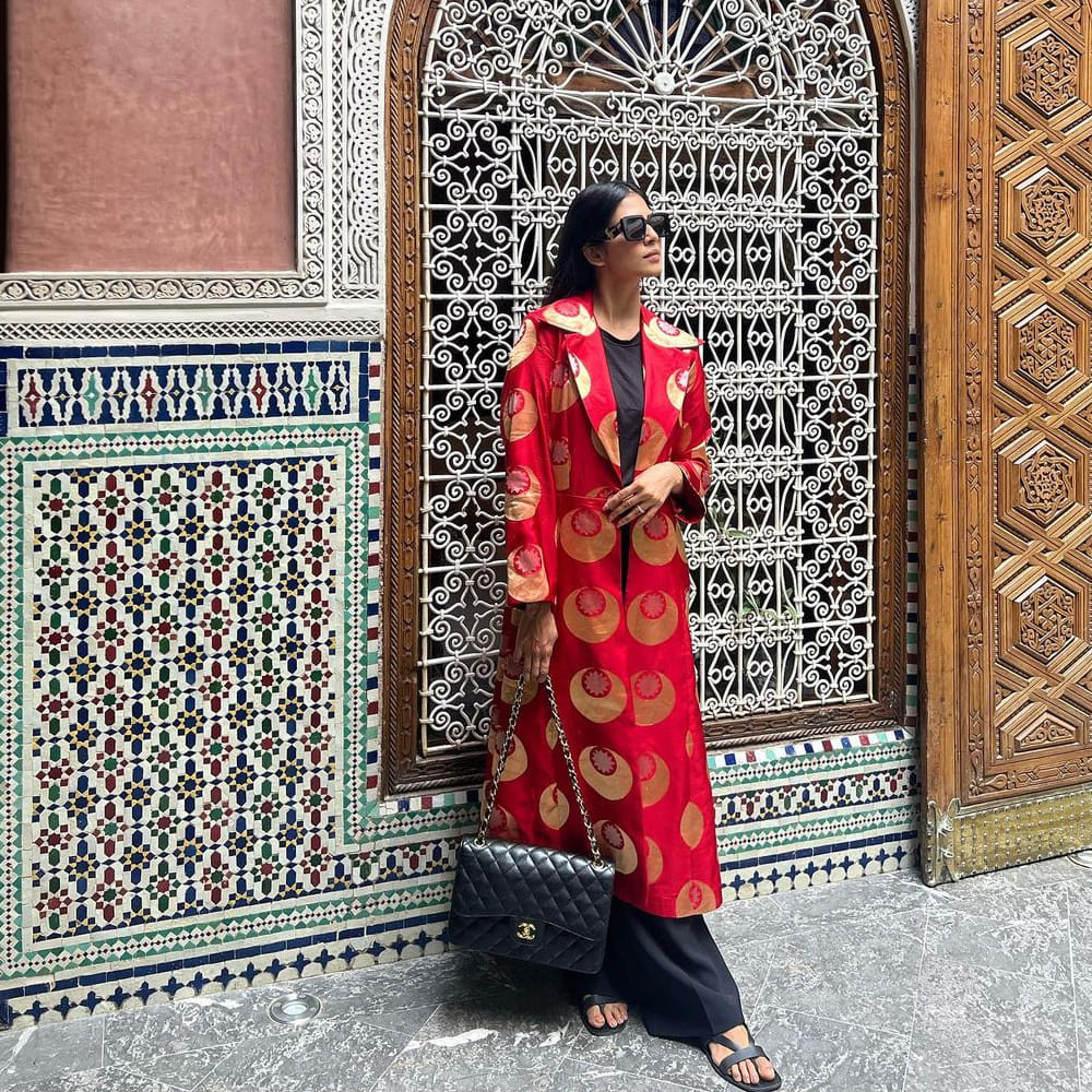 సౌత్‌ హీరోయినే అయినా గ్లామర్ విషయంలో నార్త్ బ్యూటీస్‌కు కూడా పోటి ఇచ్చే అందాల భామ మాళవిక మోహనన్‌. కెరీర్‌లో బిగ్ సక్సెస్‌లు లేకపోయినా... ఫిలిం సర్కిల్స్‌లో ఈ బ్యూటీ పేరు గట్టిగానే వినిపిస్తుంటుంది. సోషల్‌ మీడియాలో హీట్‌ పెంచే ఫోటో షూట్స్‌తో హల్‌ చల్‌ చేస్తుంది ఈ బ్యూటీ. హీరోయిన్‌గా కన్నా ఇన్‌స్టా స్టార్‌ గానే ఎక్కువ పాపులర్‌. మాస్టర్‌, మారన్ లాంటి సినిమాల్లో స్టార్ హీరోల సరసన నటించినా... మాళవికకు పెద్దగా గుర్తింపు రాలేదు. ప్రస్తుతం ప్రభాస్ - మారుతీ మూవీలో హీరోయిన్ గా నటిస్తుంది ఈ చిన్నది.