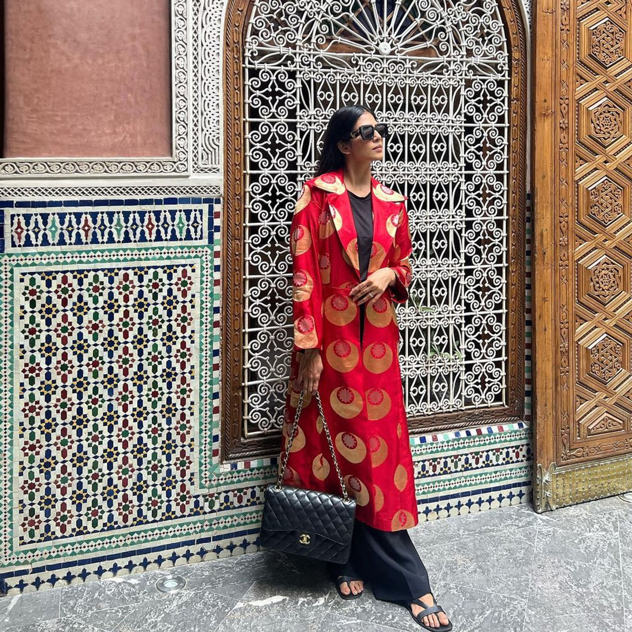 సౌత్‌ హీరోయినే అయినా గ్లామర్ విషయంలో నార్త్ బ్యూటీస్‌కు కూడా పోటి ఇచ్చే అందాల భామ మాళవిక మోహనన్‌. కెరీర్‌లో బిగ్ సక్సెస్‌లు లేకపోయినా... ఫిలిం సర్కిల్స్‌లో ఈ బ్యూటీ పేరు గట్టిగానే వినిపిస్తుంటుంది. సోషల్‌ మీడియాలో హీట్‌ పెంచే ఫోటో షూట్స్‌తో హల్‌ చల్‌ చేస్తుంది ఈ బ్యూటీ. హీరోయిన్‌గా కన్నా ఇన్‌స్టా స్టార్‌ గానే ఎక్కువ పాపులర్‌. మాస్టర్‌, మారన్ లాంటి సినిమాల్లో స్టార్ హీరోల సరసన నటించినా... మాళవికకు పెద్దగా గుర్తింపు రాలేదు. ప్రస్తుతం ప్రభాస్ - మారుతీ మూవీలో హీరోయిన్ గా నటిస్తుంది ఈ చిన్నది.