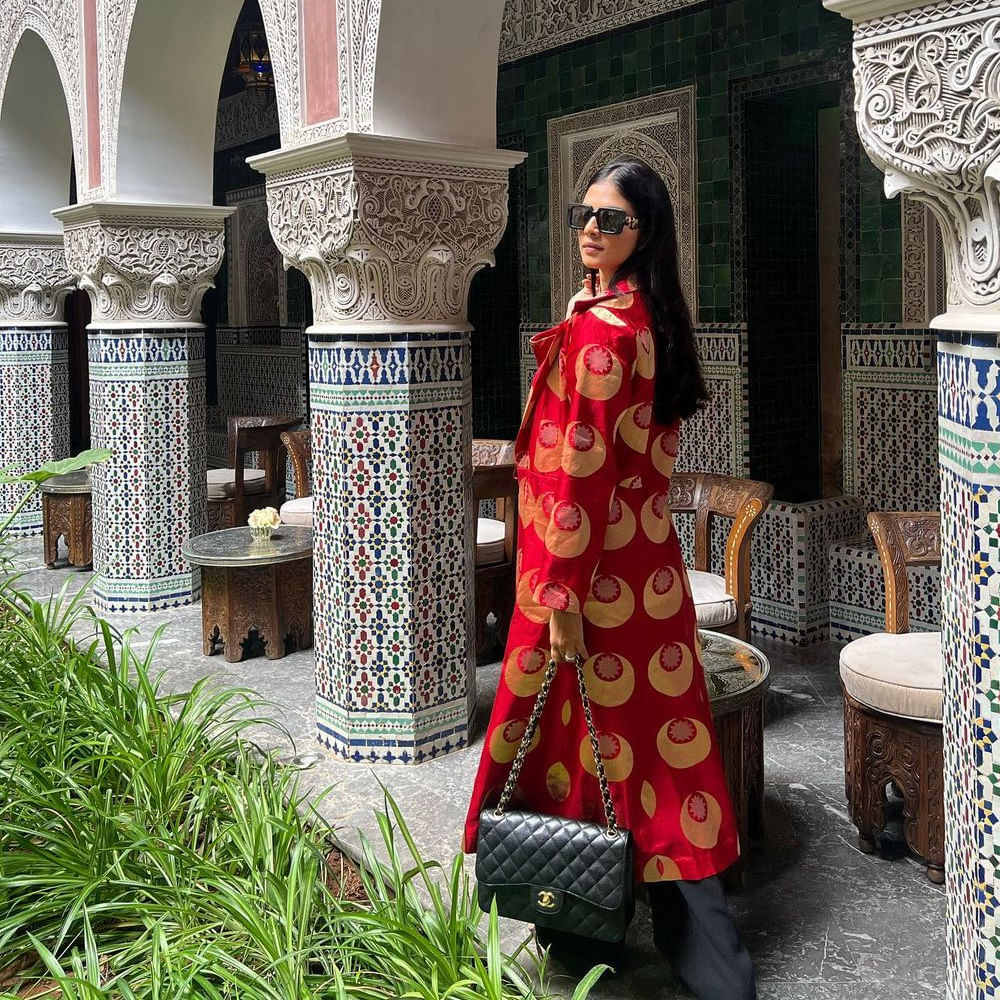 సౌత్‌ హీరోయినే అయినా గ్లామర్ విషయంలో నార్త్ బ్యూటీస్‌కు కూడా పోటి ఇచ్చే అందాల భామ మాళవిక మోహనన్‌. కెరీర్‌లో బిగ్ సక్సెస్‌లు లేకపోయినా... ఫిలిం సర్కిల్స్‌లో ఈ బ్యూటీ పేరు గట్టిగానే వినిపిస్తుంటుంది. సోషల్‌ మీడియాలో హీట్‌ పెంచే ఫోటో షూట్స్‌తో హల్‌ చల్‌ చేస్తుంది ఈ బ్యూటీ. హీరోయిన్‌గా కన్నా ఇన్‌స్టా స్టార్‌ గానే ఎక్కువ పాపులర్‌. మాస్టర్‌, మారన్ లాంటి సినిమాల్లో స్టార్ హీరోల సరసన నటించినా... మాళవికకు పెద్దగా గుర్తింపు రాలేదు. ప్రస్తుతం ప్రభాస్ - మారుతీ మూవీలో హీరోయిన్ గా నటిస్తుంది ఈ చిన్నది.