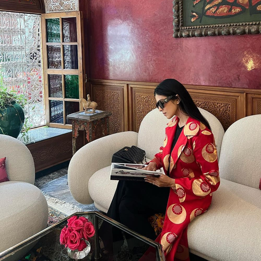 సౌత్‌ హీరోయినే అయినా గ్లామర్ విషయంలో నార్త్ బ్యూటీస్‌కు కూడా పోటి ఇచ్చే అందాల భామ మాళవిక మోహనన్‌. కెరీర్‌లో బిగ్ సక్సెస్‌లు లేకపోయినా... ఫిలిం సర్కిల్స్‌లో ఈ బ్యూటీ పేరు గట్టిగానే వినిపిస్తుంటుంది. సోషల్‌ మీడియాలో హీట్‌ పెంచే ఫోటో షూట్స్‌తో హల్‌ చల్‌ చేస్తుంది ఈ బ్యూటీ. హీరోయిన్‌గా కన్నా ఇన్‌స్టా స్టార్‌ గానే ఎక్కువ పాపులర్‌. మాస్టర్‌, మారన్ లాంటి సినిమాల్లో స్టార్ హీరోల సరసన నటించినా... మాళవికకు పెద్దగా గుర్తింపు రాలేదు. ప్రస్తుతం ప్రభాస్ - మారుతీ మూవీలో హీరోయిన్ గా నటిస్తుంది ఈ చిన్నది.