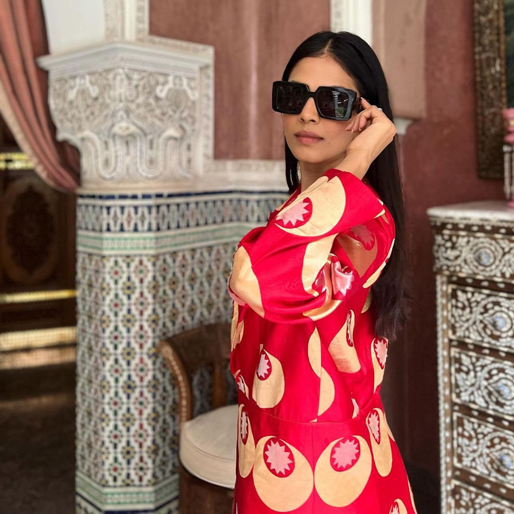 సౌత్‌ హీరోయినే అయినా గ్లామర్ విషయంలో నార్త్ బ్యూటీస్‌కు కూడా పోటి ఇచ్చే అందాల భామ మాళవిక మోహనన్‌. కెరీర్‌లో బిగ్ సక్సెస్‌లు లేకపోయినా... ఫిలిం సర్కిల్స్‌లో ఈ బ్యూటీ పేరు గట్టిగానే వినిపిస్తుంటుంది. సోషల్‌ మీడియాలో హీట్‌ పెంచే ఫోటో షూట్స్‌తో హల్‌ చల్‌ చేస్తుంది ఈ బ్యూటీ. హీరోయిన్‌గా కన్నా ఇన్‌స్టా స్టార్‌ గానే ఎక్కువ పాపులర్‌. మాస్టర్‌, మారన్ లాంటి సినిమాల్లో స్టార్ హీరోల సరసన నటించినా... మాళవికకు పెద్దగా గుర్తింపు రాలేదు. ప్రస్తుతం ప్రభాస్ - మారుతీ మూవీలో హీరోయిన్ గా నటిస్తుంది ఈ చిన్నది.