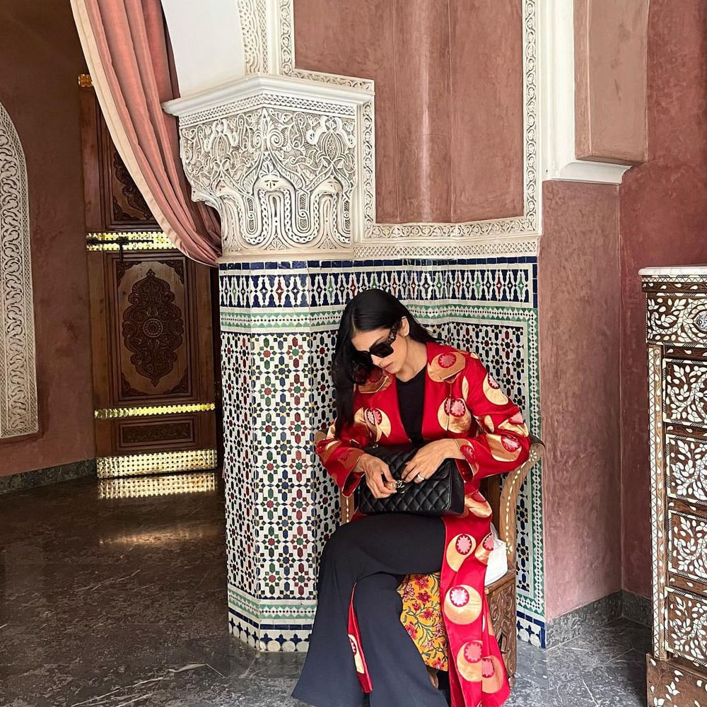 సౌత్‌ హీరోయినే అయినా గ్లామర్ విషయంలో నార్త్ బ్యూటీస్‌కు కూడా పోటి ఇచ్చే అందాల భామ మాళవిక మోహనన్‌. కెరీర్‌లో బిగ్ సక్సెస్‌లు లేకపోయినా... ఫిలిం సర్కిల్స్‌లో ఈ బ్యూటీ పేరు గట్టిగానే వినిపిస్తుంటుంది. సోషల్‌ మీడియాలో హీట్‌ పెంచే ఫోటో షూట్స్‌తో హల్‌ చల్‌ చేస్తుంది ఈ బ్యూటీ. హీరోయిన్‌గా కన్నా ఇన్‌స్టా స్టార్‌ గానే ఎక్కువ పాపులర్‌. మాస్టర్‌, మారన్ లాంటి సినిమాల్లో స్టార్ హీరోల సరసన నటించినా... మాళవికకు పెద్దగా గుర్తింపు రాలేదు. ప్రస్తుతం ప్రభాస్ - మారుతీ మూవీలో హీరోయిన్ గా నటిస్తుంది ఈ చిన్నది.