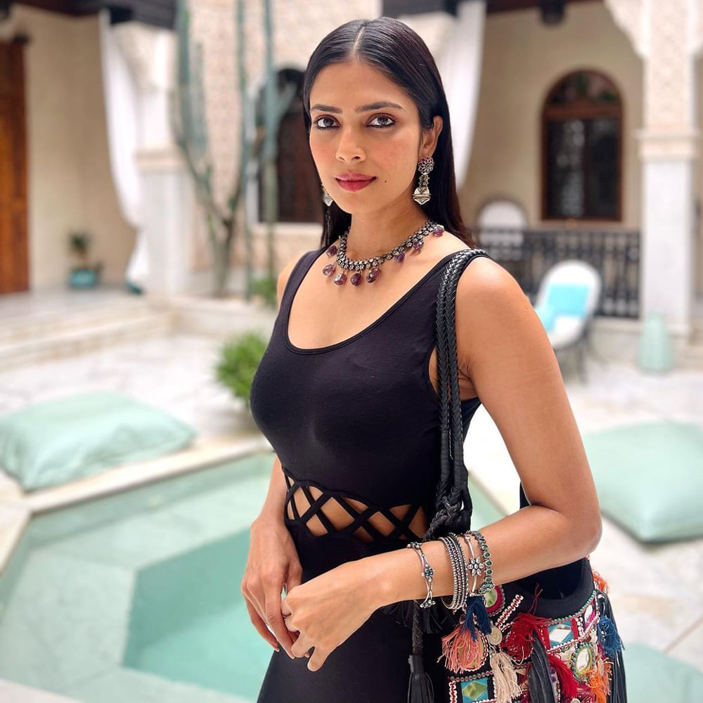 సౌత్‌ హీరోయినే అయినా గ్లామర్ విషయంలో నార్త్ బ్యూటీస్‌కు కూడా పోటి ఇచ్చే అందాల భామ మాళవిక మోహనన్‌. కెరీర్‌లో బిగ్ సక్సెస్‌లు లేకపోయినా... ఫిలిం సర్కిల్స్‌లో ఈ బ్యూటీ పేరు గట్టిగానే వినిపిస్తుంటుంది. సోషల్‌ మీడియాలో హీట్‌ పెంచే ఫోటో షూట్స్‌తో హల్‌ చల్‌ చేస్తుంది ఈ బ్యూటీ. హీరోయిన్‌గా కన్నా ఇన్‌స్టా స్టార్‌ గానే ఎక్కువ పాపులర్‌. మాస్టర్‌, మారన్ లాంటి సినిమాల్లో స్టార్ హీరోల సరసన నటించినా... మాళవికకు పెద్దగా గుర్తింపు రాలేదు. ప్రస్తుతం ప్రభాస్ - మారుతీ మూవీలో హీరోయిన్ గా నటిస్తుంది ఈ చిన్నది.