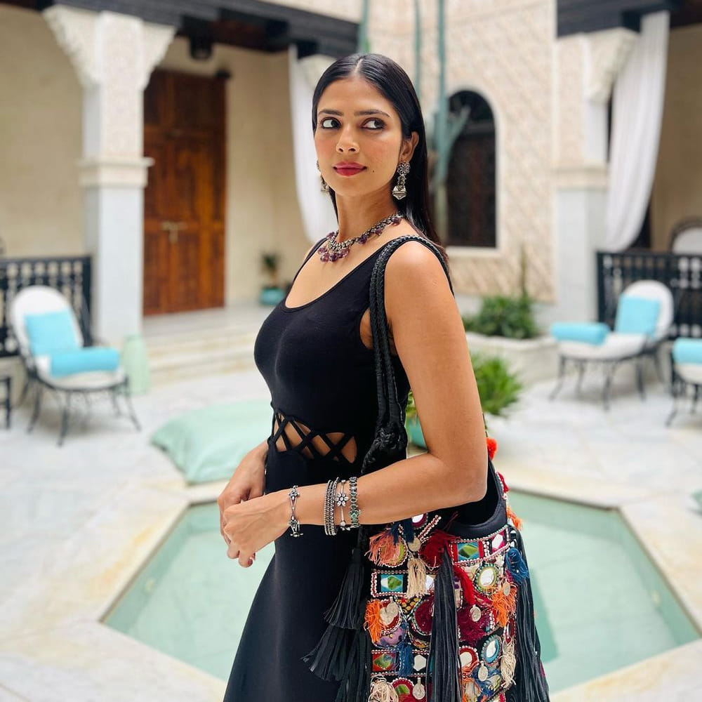 సౌత్‌ హీరోయినే అయినా గ్లామర్ విషయంలో నార్త్ బ్యూటీస్‌కు కూడా పోటి ఇచ్చే అందాల భామ మాళవిక మోహనన్‌. కెరీర్‌లో బిగ్ సక్సెస్‌లు లేకపోయినా... ఫిలిం సర్కిల్స్‌లో ఈ బ్యూటీ పేరు గట్టిగానే వినిపిస్తుంటుంది. సోషల్‌ మీడియాలో హీట్‌ పెంచే ఫోటో షూట్స్‌తో హల్‌ చల్‌ చేస్తుంది ఈ బ్యూటీ. హీరోయిన్‌గా కన్నా ఇన్‌స్టా స్టార్‌ గానే ఎక్కువ పాపులర్‌. మాస్టర్‌, మారన్ లాంటి సినిమాల్లో స్టార్ హీరోల సరసన నటించినా... మాళవికకు పెద్దగా గుర్తింపు రాలేదు. ప్రస్తుతం ప్రభాస్ - మారుతీ మూవీలో హీరోయిన్ గా నటిస్తుంది ఈ చిన్నది.