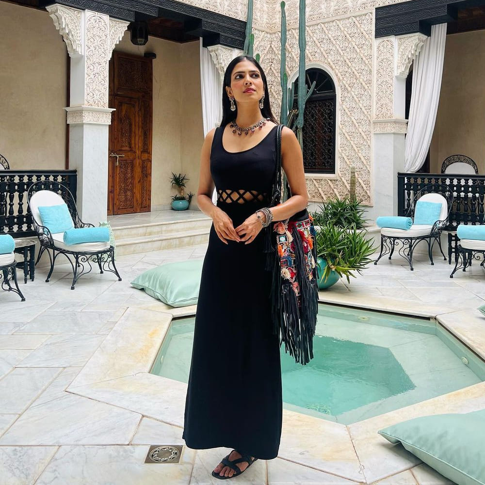 సౌత్‌ హీరోయినే అయినా గ్లామర్ విషయంలో నార్త్ బ్యూటీస్‌కు కూడా పోటి ఇచ్చే అందాల భామ మాళవిక మోహనన్‌. కెరీర్‌లో బిగ్ సక్సెస్‌లు లేకపోయినా... ఫిలిం సర్కిల్స్‌లో ఈ బ్యూటీ పేరు గట్టిగానే వినిపిస్తుంటుంది. సోషల్‌ మీడియాలో హీట్‌ పెంచే ఫోటో షూట్స్‌తో హల్‌ చల్‌ చేస్తుంది ఈ బ్యూటీ. హీరోయిన్‌గా కన్నా ఇన్‌స్టా స్టార్‌ గానే ఎక్కువ పాపులర్‌. మాస్టర్‌, మారన్ లాంటి సినిమాల్లో స్టార్ హీరోల సరసన నటించినా... మాళవికకు పెద్దగా గుర్తింపు రాలేదు. ప్రస్తుతం ప్రభాస్ - మారుతీ మూవీలో హీరోయిన్ గా నటిస్తుంది ఈ చిన్నది.