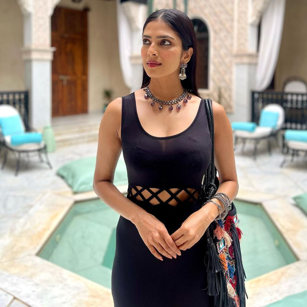 సౌత్‌ హీరోయినే అయినా గ్లామర్ విషయంలో నార్త్ బ్యూటీస్‌కు కూడా పోటి ఇచ్చే అందాల భామ మాళవిక మోహనన్‌. కెరీర్‌లో బిగ్ సక్సెస్‌లు లేకపోయినా... ఫిలిం సర్కిల్స్‌లో ఈ బ్యూటీ పేరు గట్టిగానే వినిపిస్తుంటుంది. సోషల్‌ మీడియాలో హీట్‌ పెంచే ఫోటో షూట్స్‌తో హల్‌ చల్‌ చేస్తుంది ఈ బ్యూటీ. హీరోయిన్‌గా కన్నా ఇన్‌స్టా స్టార్‌ గానే ఎక్కువ పాపులర్‌. మాస్టర్‌, మారన్ లాంటి సినిమాల్లో స్టార్ హీరోల సరసన నటించినా... మాళవికకు పెద్దగా గుర్తింపు రాలేదు. ప్రస్తుతం ప్రభాస్ - మారుతీ మూవీలో హీరోయిన్ గా నటిస్తుంది ఈ చిన్నది.