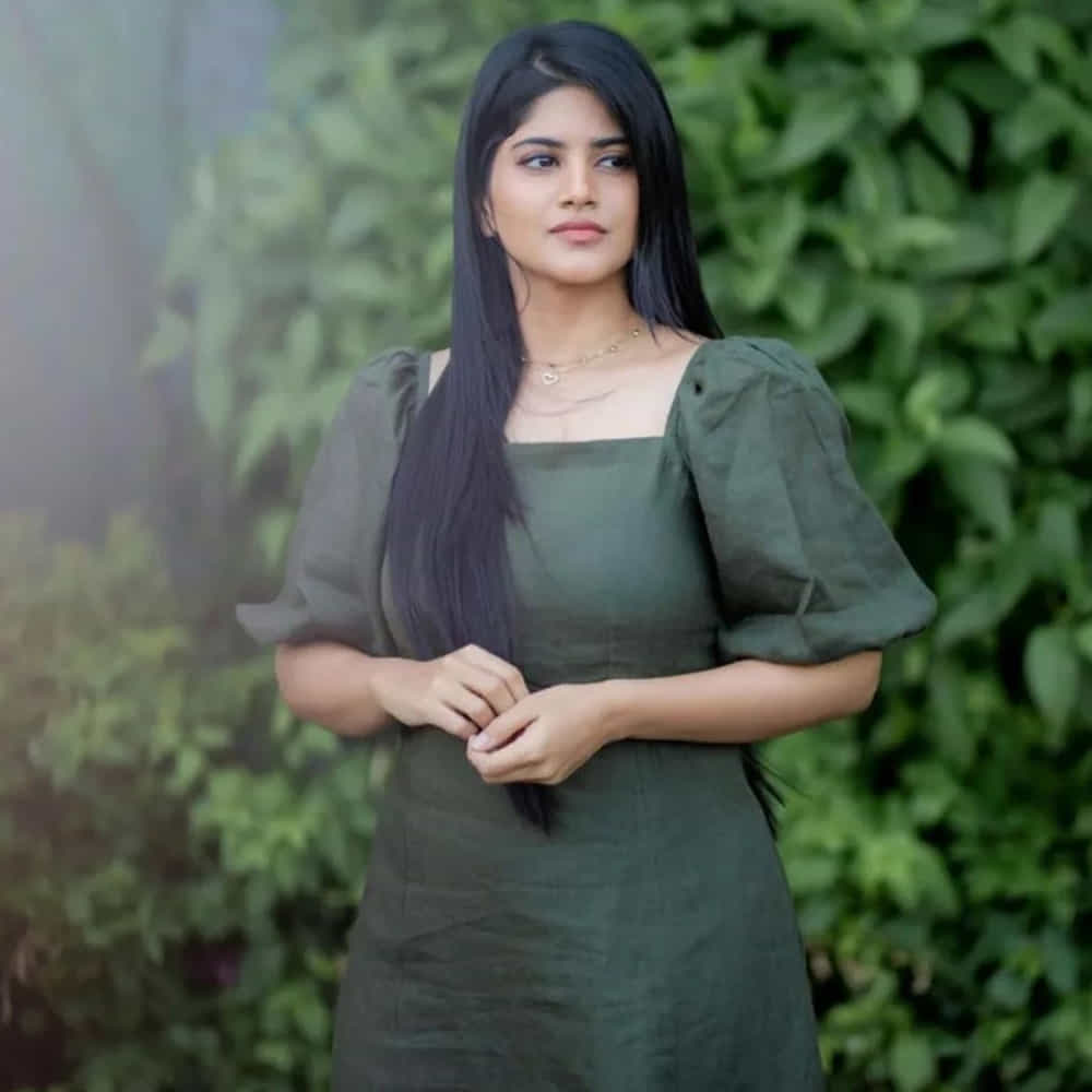 టాలీవుడ్ యంగ్ బ్యూటీ మేఘా ఆకాష్, ప్రస్తుతం చాలా సెలెక్టివ్‌గా సినిమాలు చేస్తోంది. అటు హీరోయిన్‌గా అవకాశాలు కొల్లగొడుతూనే, ఇతర సినిమాల్లోనూ ప్రాముఖ్యత ఉన్న పాత్రల్లో నటించేందుకు సిద్ధమవుతోంది. ఇదే తరుణంలో సోషల్ మీడియాలో యాక్టీవ్ గా ఉంటూ న్యూ ఫొటోస్ తో కుర్రకారును ఎట్ట్రాక్టీవ్ చేస్తుంది ఈ ముద్దుగుమ్మ.తాజా ఫొటోస్ అయితే నెక్స్ట్ లెవెల్ అనే చెప్పాలి..