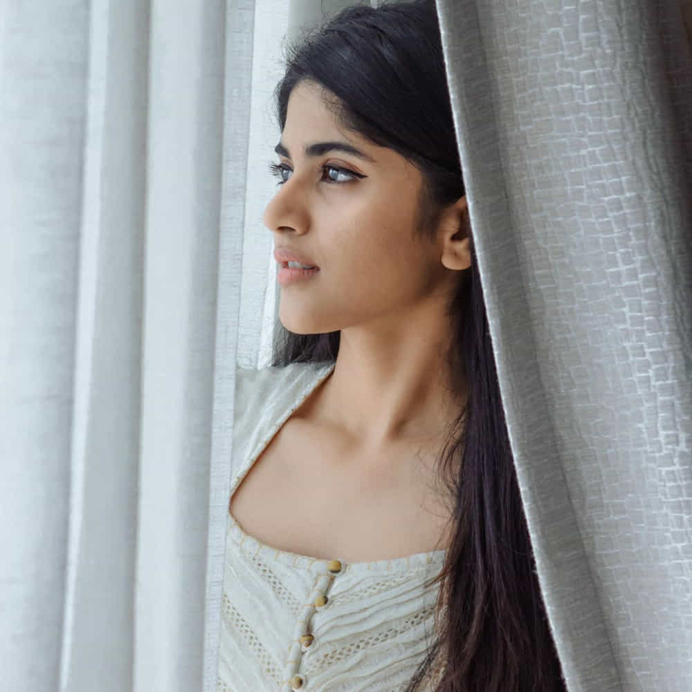 టాలీవుడ్ యంగ్ బ్యూటీ మేఘా ఆకాష్, ప్రస్తుతం చాలా సెలెక్టివ్‌గా సినిమాలు చేస్తోంది. అటు హీరోయిన్‌గా అవకాశాలు కొల్లగొడుతూనే, ఇతర సినిమాల్లోనూ ప్రాముఖ్యత ఉన్న పాత్రల్లో నటించేందుకు సిద్ధమవుతోంది. ఇదే తరుణంలో సోషల్ మీడియాలో యాక్టీవ్ గా ఉంటూ న్యూ ఫొటోస్ తో కుర్రకారును ఎట్ట్రాక్టీవ్ చేస్తుంది ఈ ముద్దుగుమ్మ.తాజా ఫొటోస్ అయితే నెక్స్ట్ లెవెల్ అనే చెప్పాలి..