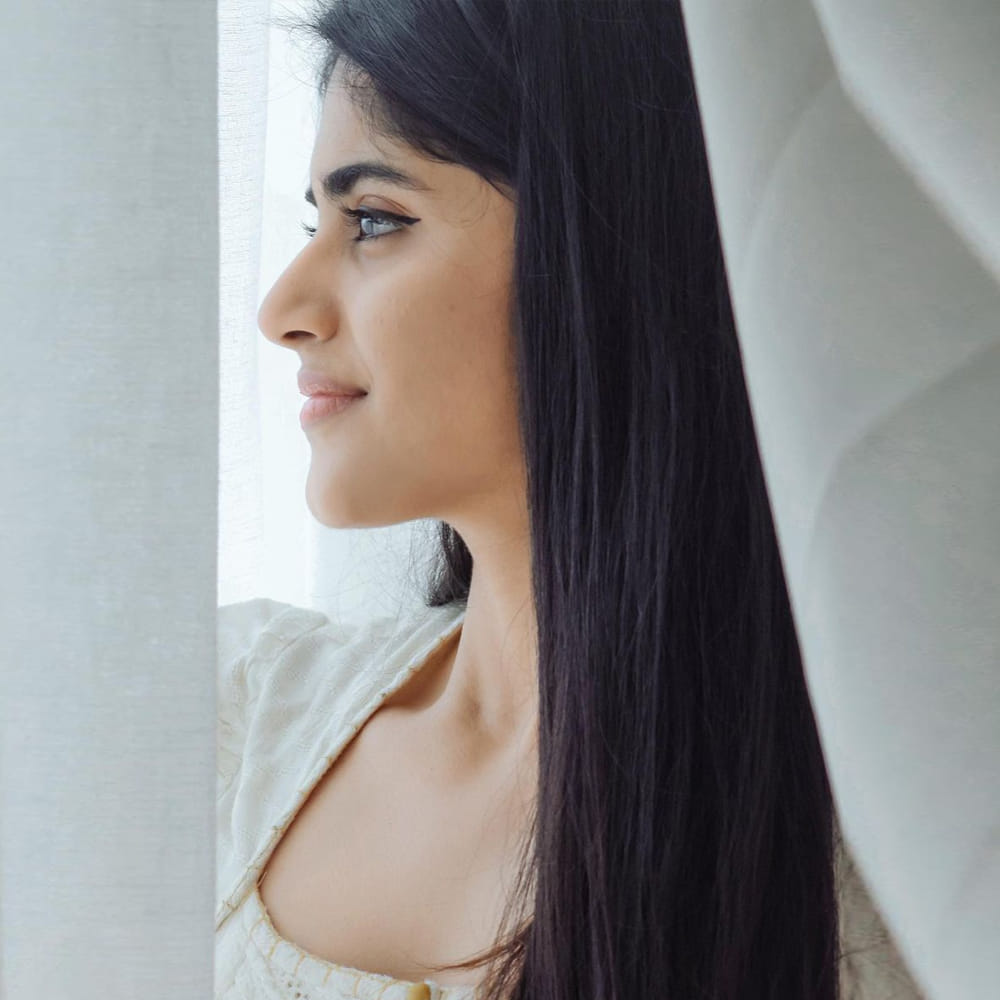 టాలీవుడ్ యంగ్ బ్యూటీ మేఘా ఆకాష్, ప్రస్తుతం చాలా సెలెక్టివ్‌గా సినిమాలు చేస్తోంది. అటు హీరోయిన్‌గా అవకాశాలు కొల్లగొడుతూనే, ఇతర సినిమాల్లోనూ ప్రాముఖ్యత ఉన్న పాత్రల్లో నటించేందుకు సిద్ధమవుతోంది. ఇదే తరుణంలో సోషల్ మీడియాలో యాక్టీవ్ గా ఉంటూ న్యూ ఫొటోస్ తో కుర్రకారును ఎట్ట్రాక్టీవ్ చేస్తుంది ఈ ముద్దుగుమ్మ.తాజా ఫొటోస్ అయితే నెక్స్ట్ లెవెల్ అనే చెప్పాలి..