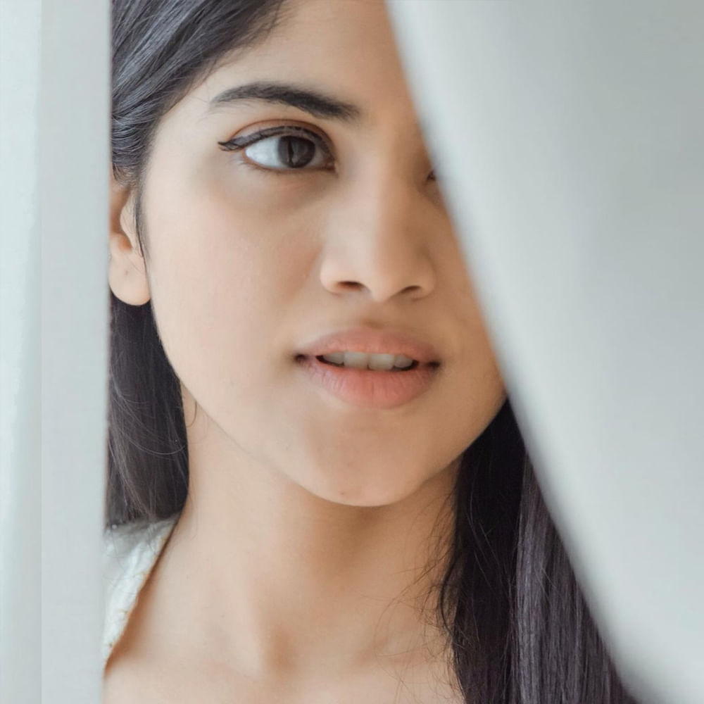 టాలీవుడ్ యంగ్ బ్యూటీ మేఘా ఆకాష్, ప్రస్తుతం చాలా సెలెక్టివ్‌గా సినిమాలు చేస్తోంది. అటు హీరోయిన్‌గా అవకాశాలు కొల్లగొడుతూనే, ఇతర సినిమాల్లోనూ ప్రాముఖ్యత ఉన్న పాత్రల్లో నటించేందుకు సిద్ధమవుతోంది. ఇదే తరుణంలో సోషల్ మీడియాలో యాక్టీవ్ గా ఉంటూ న్యూ ఫొటోస్ తో కుర్రకారును ఎట్ట్రాక్టీవ్ చేస్తుంది ఈ ముద్దుగుమ్మ.తాజా ఫొటోస్ అయితే నెక్స్ట్ లెవెల్ అనే చెప్పాలి..