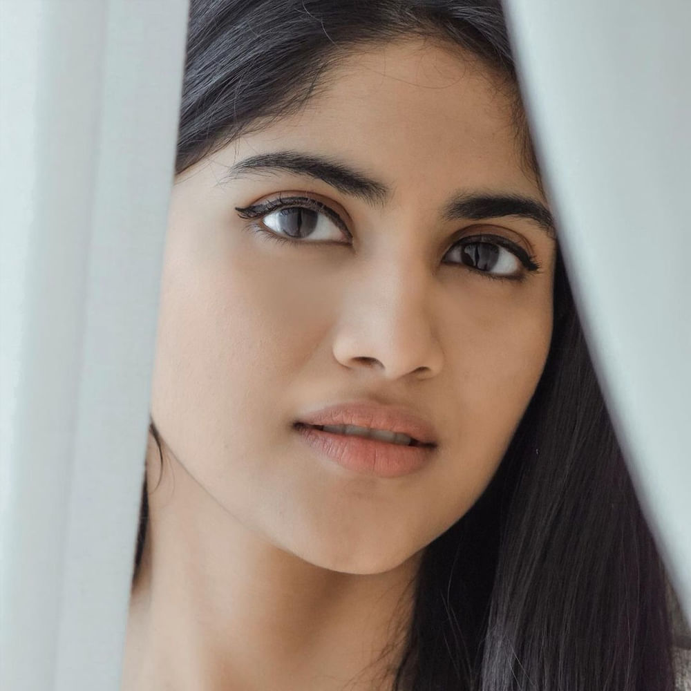 టాలీవుడ్ యంగ్ బ్యూటీ మేఘా ఆకాష్, ప్రస్తుతం చాలా సెలెక్టివ్‌గా సినిమాలు చేస్తోంది. అటు హీరోయిన్‌గా అవకాశాలు కొల్లగొడుతూనే, ఇతర సినిమాల్లోనూ ప్రాముఖ్యత ఉన్న పాత్రల్లో నటించేందుకు సిద్ధమవుతోంది. ఇదే తరుణంలో సోషల్ మీడియాలో యాక్టీవ్ గా ఉంటూ న్యూ ఫొటోస్ తో కుర్రకారును ఎట్ట్రాక్టీవ్ చేస్తుంది ఈ ముద్దుగుమ్మ.తాజా ఫొటోస్ అయితే నెక్స్ట్ లెవెల్ అనే చెప్పాలి..