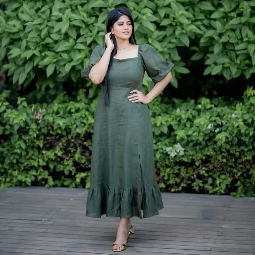 టాలీవుడ్ యంగ్ బ్యూటీ మేఘా ఆకాష్, ప్రస్తుతం చాలా సెలెక్టివ్‌గా సినిమాలు చేస్తోంది. అటు హీరోయిన్‌గా అవకాశాలు కొల్లగొడుతూనే, ఇతర సినిమాల్లోనూ ప్రాముఖ్యత ఉన్న పాత్రల్లో నటించేందుకు సిద్ధమవుతోంది. ఇదే తరుణంలో సోషల్ మీడియాలో యాక్టీవ్ గా ఉంటూ న్యూ ఫొటోస్ తో కుర్రకారును ఎట్ట్రాక్టీవ్ చేస్తుంది ఈ ముద్దుగుమ్మ.తాజా ఫొటోస్ అయితే నెక్స్ట్ లెవెల్ అనే చెప్పాలి..