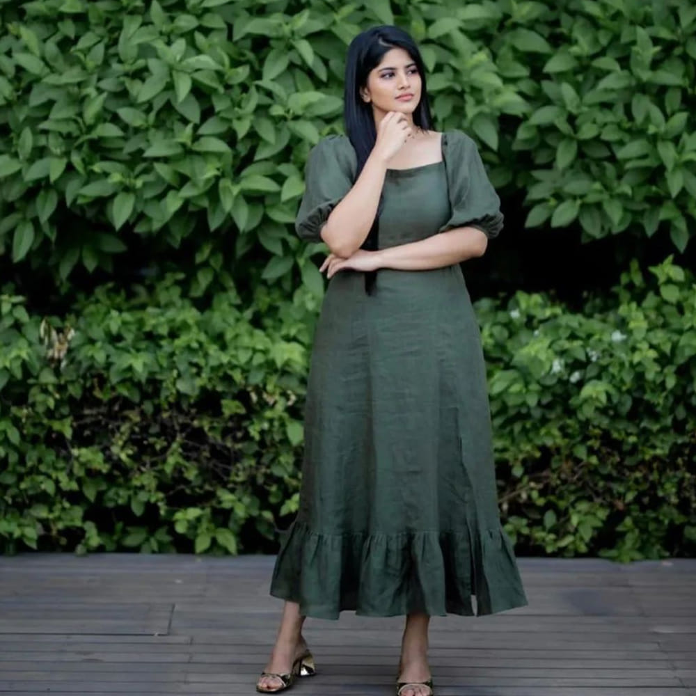 టాలీవుడ్ యంగ్ బ్యూటీ మేఘా ఆకాష్, ప్రస్తుతం చాలా సెలెక్టివ్‌గా సినిమాలు చేస్తోంది. అటు హీరోయిన్‌గా అవకాశాలు కొల్లగొడుతూనే, ఇతర సినిమాల్లోనూ ప్రాముఖ్యత ఉన్న పాత్రల్లో నటించేందుకు సిద్ధమవుతోంది. ఇదే తరుణంలో సోషల్ మీడియాలో యాక్టీవ్ గా ఉంటూ న్యూ ఫొటోస్ తో కుర్రకారును ఎట్ట్రాక్టీవ్ చేస్తుంది ఈ ముద్దుగుమ్మ.తాజా ఫొటోస్ అయితే నెక్స్ట్ లెవెల్ అనే చెప్పాలి..