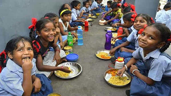 Telangana: విద్యార్థులకు శుభవార్త.. ఇకపై మధ్యాహ్న భోజనంలో బిర్యానీ, కిచిడీ.. తొలి రోజు నుంచే అమలు..