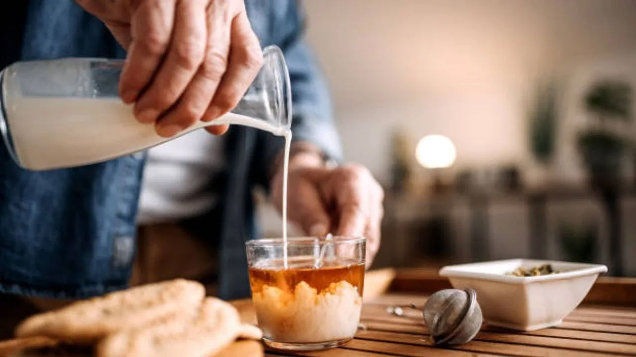 టీలో పాలు కలిపినప్పుడే దాని క్యాలరీ కంటెంట్ పెరుగుతుంది. పాలతో టీ తాగే అలవాటు మీ బరువును పెంచుతుంది. పాలతో కలిపిన టీలో క్యాలరీ కంటెంట్ 5 నుంచి 30 కేలరీలు పెరుగుతుంది.