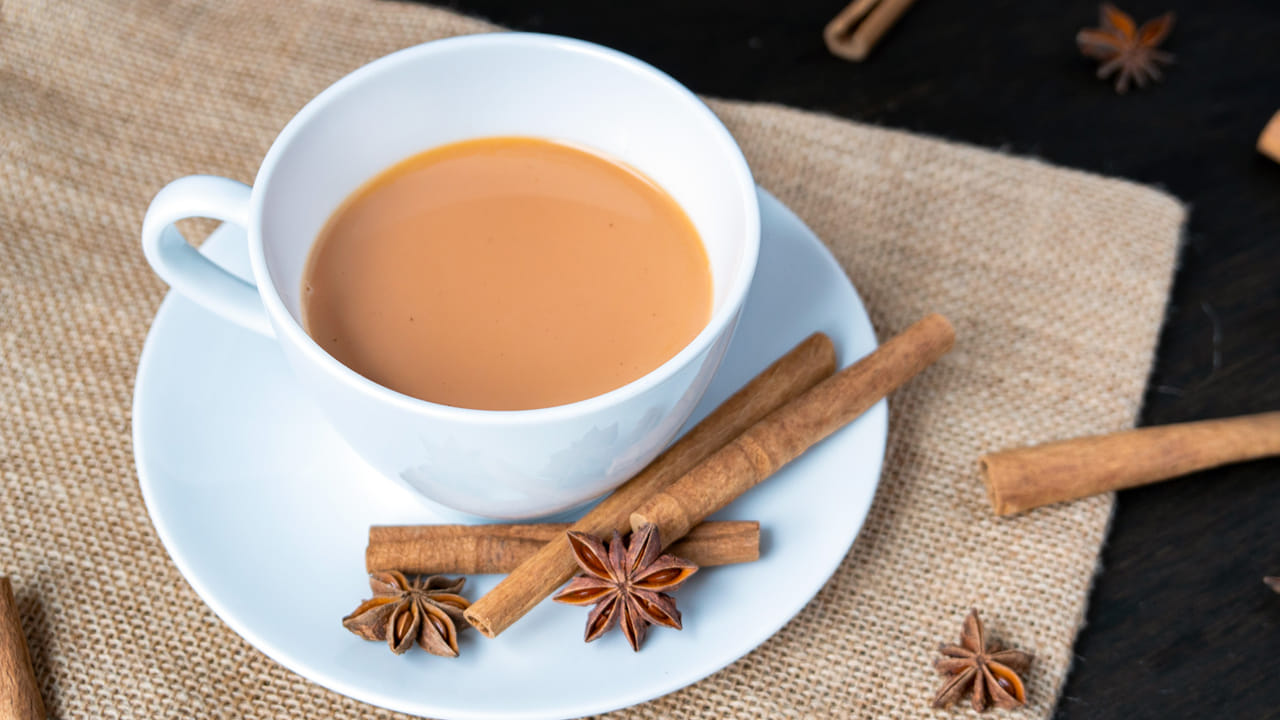 మీరు చక్కెర లేకుండా టీ తాగినట్లే.. మీరు టీకి కొన్ని మసాలా దినుసులు జోడించవచ్చు. అల్లం, ఏలకులు, దాల్చినచెక్క వంటి మసాలా దినుసులతో టీ తయారు చేయడం ద్వారా మీరు మరిన్ని ప్రయోజనాలను పొందుతారు. ఇందులో అనేక వ్యాధులకు దూరంగా ఉండవచ్చు. అదనంగా, సుగంధ ద్రవ్యాలు మీ టీ రుచిని మెరుగుపరుస్తాయి.