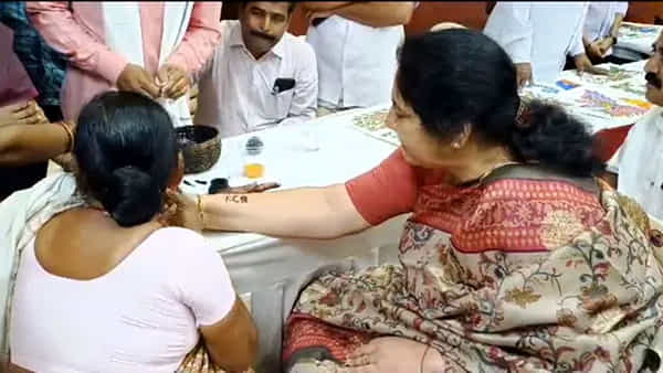 Telangana: సీఎం కేసీఆర్ పేరునే పచ్చబొట్టుగా వేయించుకున్న గిరిజన శాఖ మంత్రి.. ఆదివాసీలకు పెద్దపీట వేశారంటూ..