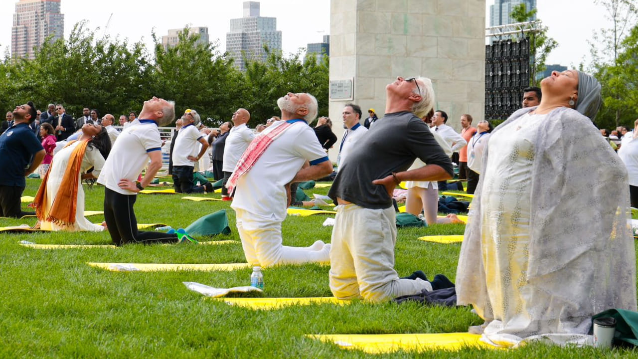 అంతర్జాతీయ యోగా దినోత్సవాన్ని పురస్కరించుకొని బుధవారం ప్రపంచవ్యాప్తంగా కార్యక్రమాలు నిర్వహించారు. సామాన్యుల నుంచి సెలబ్రిటీల వరకు యోగా దినోత్సవాన్ని నిర్వహించారు. 
