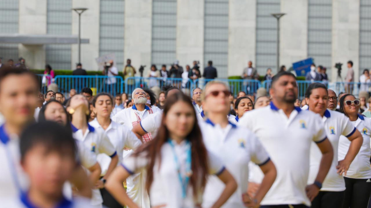 ఐక్యరాజ్య సమితి కార్యాలయం వద్ద యోగా దినోత్సవ కార్యక్రమాలకు హాజరయ్యే కంటే ముందే మోదీ ఓ వీడియో సందేశాన్ని విడుదల చేశారు. 
