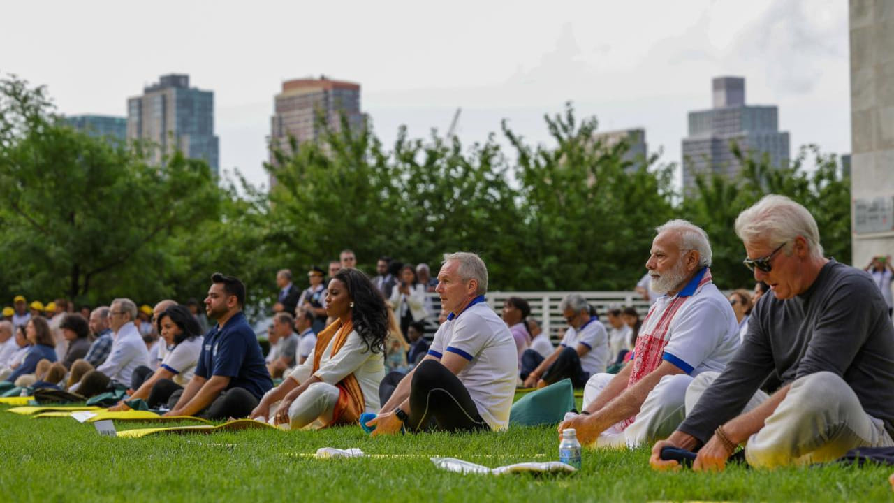 యోగా ద్వారా మన వైరుధ్యాలు చెరిపేయాలన్న మోదీ, ఏక్ భారత్-శ్రేష్ఠ భారత్ ను ప్రపంచానికి అందించాలని పిలుపునిచ్చారు. కర్మలో నైపుణ్యమే యోగం అని చెప్పారు. మనందరికీ ఈ మంత్రం చాలా ముఖ్యమైందని తెలిపారు. 