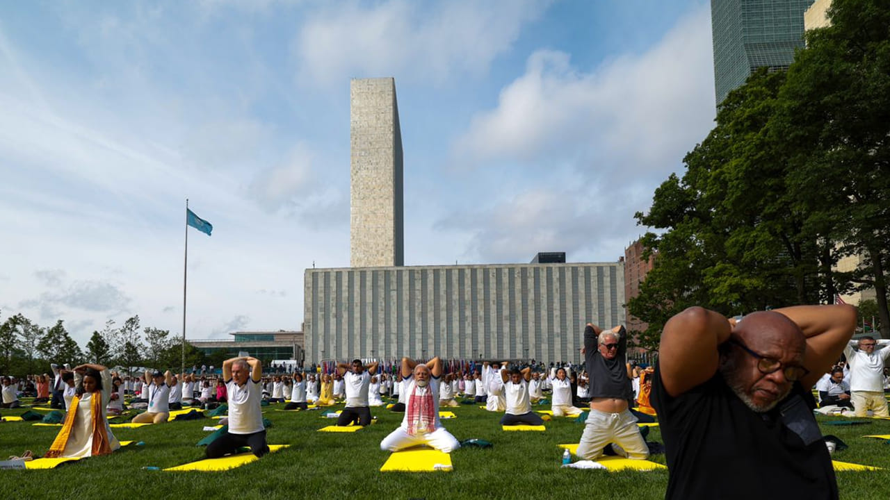 ఇందులో భాగంగానే అమెరికా పర్యటనకు వెళ్లిన ప్రధాని నరేంద్ర మోదీ న్యూయార్క్‌ నగరంలోని ఐక్యరాజ్య సమితి ప్రధాన కార్యాలయం వద్ద నిర్వహించిన 9వ అంతర్జాతీయ యోగా  దినోత్సవంలో పాల్గొన్నారు. 