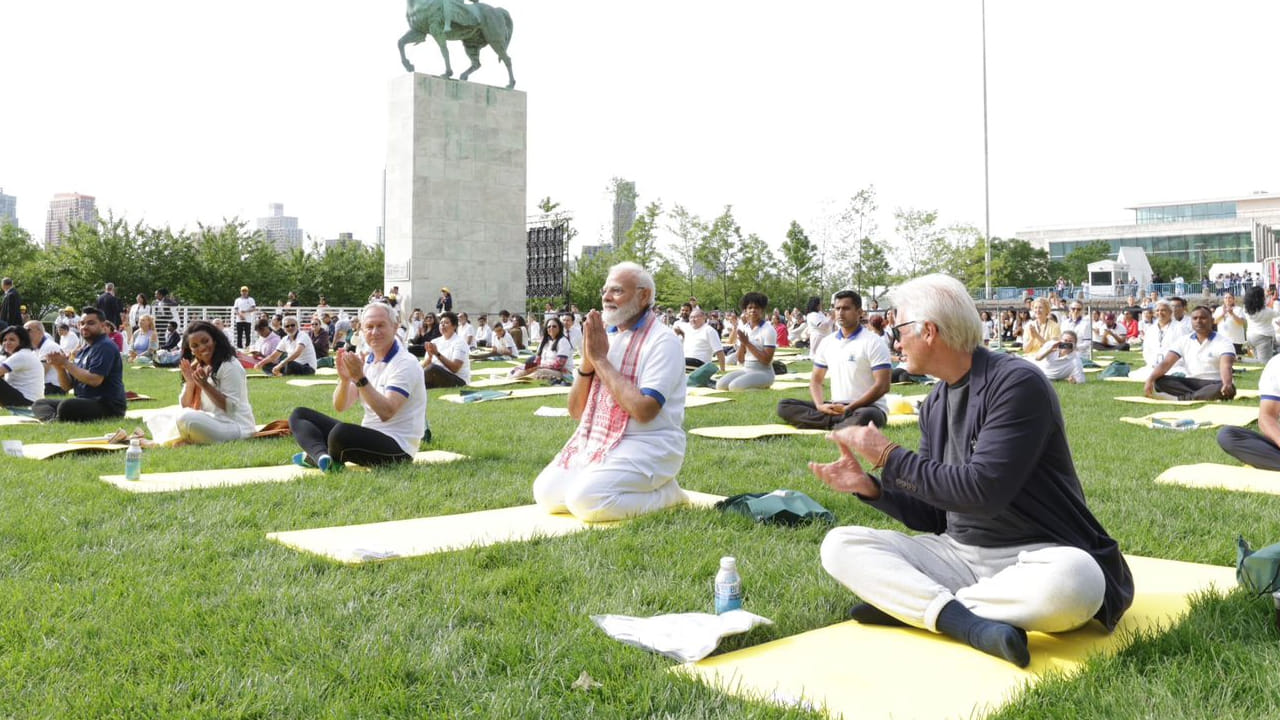 ఈ కార్యక్రమానికి పలు దేశాలకు చెందిన ప్రముఖులు హాజరయ్యారు. ప్రధాని నరేంద్ర మోదీ అందరిలో ఒకరై యోగా సాధన చేశారు. అంతకు ముందు మోదీ మాట్లాడుతూ యోగా ప్రాముఖ్యతను, ఆవష్యకతను వివరించారు. 