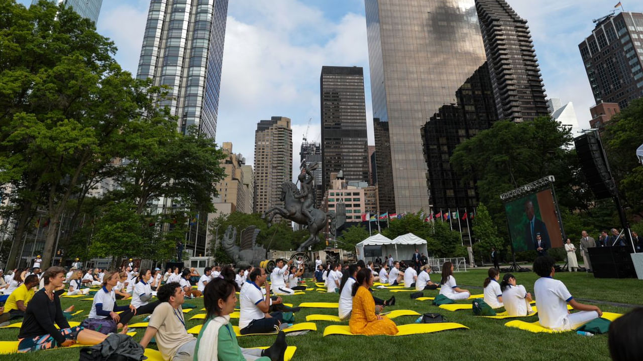 యోగాతో శారీరక, మానసిక ఆరోగ్యం సమకూరుతుందని మోదీ చెప్పుకొచ్చారు. యోగా దినోత్సవంలో పాల్గొన్న వారందరికీ మోదీ ఈ సందర్భంగా ధన్యవాదాలు తెలిపారు.