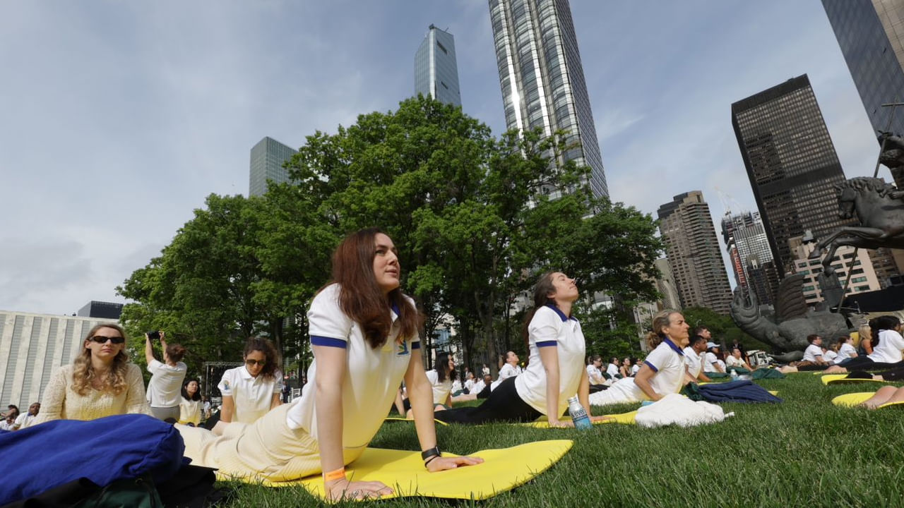 యోగా దినోత్సవంలో పాల్గొన్న ప్రముఖుల్లో సబా కొరోసి, యునైటెడ్‌ నేషన్స్‌ జనరల్‌ అసెంబ్లీ, హంగేరియన్‌ దౌత్యవేత్త, ప్రస్తుతం 77వ అధ్యక్షుడు. మిస్టర్ ఎరిక్ ఆడమ్స్, న్యూయార్క్‌ నగర 110వ మేయర్, అమీనా జె.మహమ్మద్, ఐక్యరాజ్యసమితి డిప్యూటీ సెక్రటరీ జనరల్ మిస్టర్ రిచర్డ్ గేర్ సిలికాన్ వ్యాలీ క్లౌడ్ కంప్యూటింగ్ టెక్ మేజర్‌లతో పాటు పలువురు ప్రముఖులు పాల్గొన్నారు. 