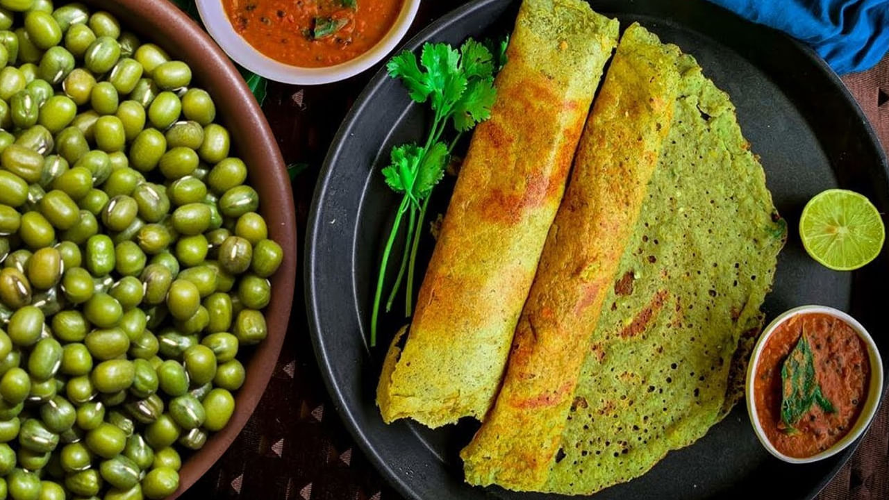 Crispy Moong Dal Dosa- పెసర్లు, పెసరపప్పుతో ఈ దోశలో ఈ పెసరపప్పు దోశ చేస్తారు. పొట్టు పెసరపప్పును దీనికోసం వాడితే రుచి ఇంకాస్త బాగుంటుంది. ఇవి సన్నగా క్రిస్పీగా చేసుకోవచ్చు. సింపుల్ చట్నీ లేదా సాంబర్ తో సర్వ్ చేస్తే చాలు.