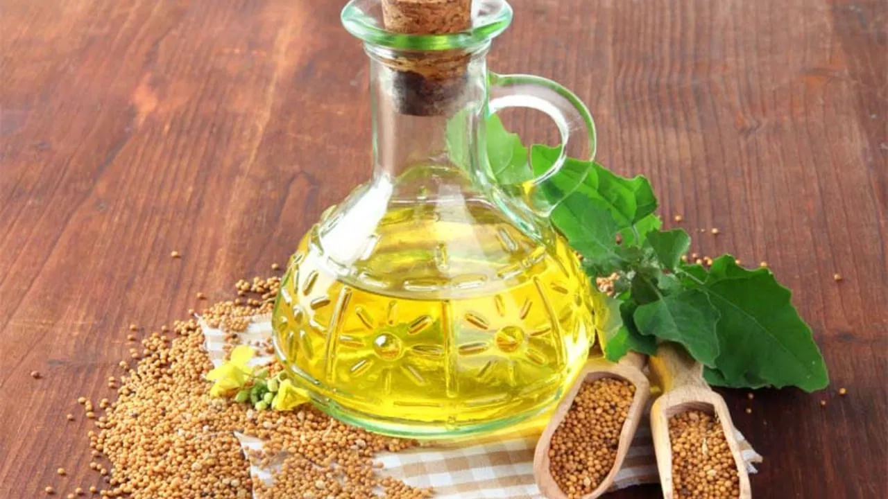 Mustard Oil For Hair & Skin: ఈ నూనెను దంత సంరక్షణకు కూడా ఉపయోగించవచ్చు. ఆవనూనెలో ఉప్పు కలిపి పళ్లు తోముకోవడం వల్ల దంతాలు మెరుస్తూ తెల్లగా మారుతాయి. ఇది పెదవుల గరుకుతనాన్ని తొలగించడానికి కూడా సహాయపడుతుంది.