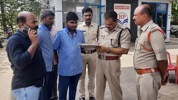 Nellore: కంగారుగా పరిగెత్తుకుంటూ పెట్రోల్ బంక్లోకి వచ్చిన మూగ మహిళ.. పాపం...