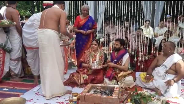 Nirmala Sitharaman: నిడారంబరంగా కేంద్ర మంత్రి నిర్మలా సీతారామన్ కుమార్తె పెళ్లి.. రాజకీయ ప్రముఖులకు అందని ఆహ్వానం