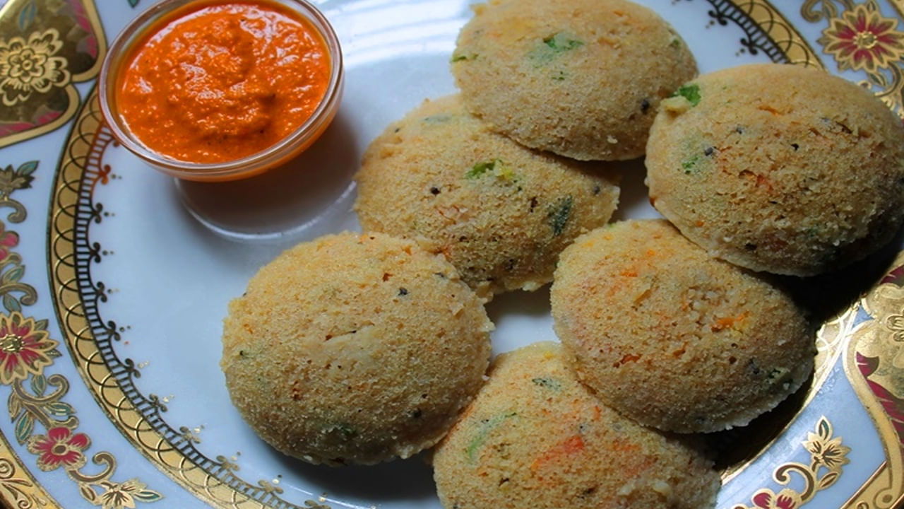 Oats Idli- ఓట్స్, రవ్వ కలిపి చేసే ఈ ఓట్స్ ఇడ్లీలు ఆరోగ్యానికి చాలా మంచిది.. దీంట్లో ఫైబర్ ఎక్కువగా, కొవ్వు తక్కువగా ఉంటుంది. వీటిలో జీలకర్ర, ఆవాలు, క్యారట్ తురుము, కొత్తిమీర కలిపి చేసుకుంటే ఫ్లేవర్ చాలా బాగుంటుంది. సాంబార్, చట్నీతో తింటే మామూలు ఇడ్లీకి దీనికి తేడా తెలీదు.