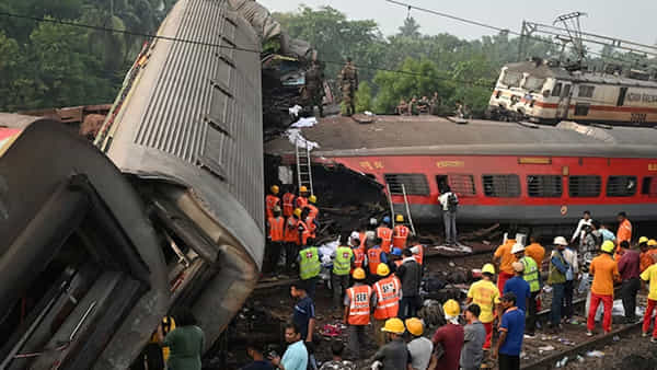 Balasore Accident: రైలు ప్రమాదంలో కూడా షార్ప్గా ఆలోచించిన జవాన్.. లైవ్ లొకేషన్ పంపడమే కాదు.. ఫోన్ వెలుగులో అనేక మంది ప్రాణాలను రక్షించాడు