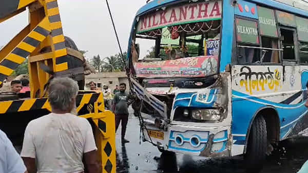 వెంటాడిన మృత్యువు..! ఒడిశా రైలు ప్రమాద క్షతగాత్రులను తరలిస్తున్న బస్సుకు ప్రమాదం.. పలువురికి తీవ్రగాయాలు
