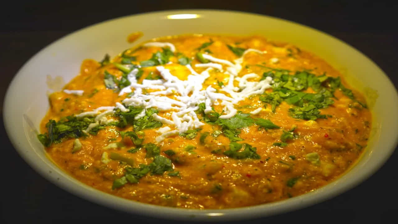 Paneer Bhurji- పనీర్ బుర్జిని అల్పాహారంలో తీసుకోవడం ఆరోగ్యకరం. పన్నీర్ను ఉల్లిపాయలు, క్యాప్సికం, గరం మసాలా, మిర్చి పొడితో కలిపి పనీర్ బుర్జి వండుకోవాలి. ప్రొటీన్ ఎక్కువున్న అల్పాహారానికి ఇది మంచి ఎంపిక. దీన్ని రోటీ లేదా బ్రెడ్ తో సర్వ్ చేయొచ్చు.