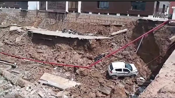 Parking lot collapses Video: ఒక్కసారిగా కుప్పకూలిన పార్కింగ్ స్థలం.. 12 వాహనాలు ధ్వంసం.. వీడియో వైరల్