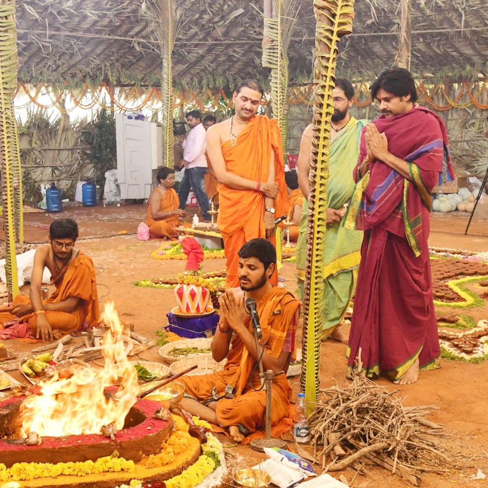 నేడు రెండో రోజు ధ‌ర్మ‌యాగం కొన‌సాగింది. ప‌వ‌ర్ స్టార్..జ‌న‌సేన అధినేత ప‌వ‌న్ క‌ల్యాణ్ మంగళగిరి పార్టీ కార్యాలయంలో ఈ యాగాన్ని చేప‌ట్టారు. రెండో రోజు కూడా పవన్ కల్యాణ్ పలు పూజా కార్యక్రమాల్లో పాల్గొన్నారు. సంప్రదాయబద్ధంగా పట్టువస్త్రాలు ధరించిన పవన్ నియమనిష్ఠలతో పూజాదికాలు నిర్వహించారు. దీనికి సంబంధించిన ఫొటోలు వీడియోలను జనసేన పార్టీ సోషల్ మీడియాలో పంచుకుంది.