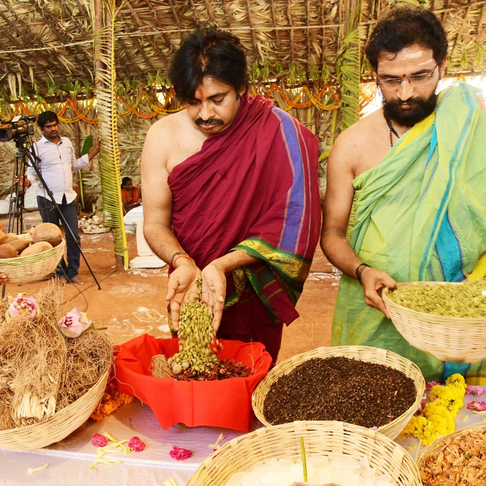 నేడు రెండో రోజు ధ‌ర్మ‌యాగం కొన‌సాగింది. ప‌వ‌ర్ స్టార్..జ‌న‌సేన అధినేత ప‌వ‌న్ క‌ల్యాణ్ మంగళగిరి పార్టీ కార్యాలయంలో ఈ యాగాన్ని చేప‌ట్టారు. రెండో రోజు కూడా పవన్ కల్యాణ్ పలు పూజా కార్యక్రమాల్లో పాల్గొన్నారు. సంప్రదాయబద్ధంగా పట్టువస్త్రాలు ధరించిన పవన్ నియమనిష్ఠలతో పూజాదికాలు నిర్వహించారు. దీనికి సంబంధించిన ఫొటోలు వీడియోలను జనసేన పార్టీ సోషల్ మీడియాలో పంచుకుంది.