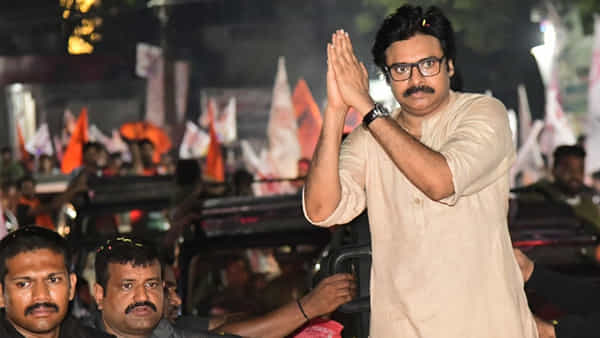 Pawan Kalyan: రాజోలులో నిలిచిన విద్యుత్.. సెల్ఫోన్లతో పవన్కు ఫ్యాన్స్ స్వాగతం.. నేడు మల్కిపురంలో బహిరంగ సభ