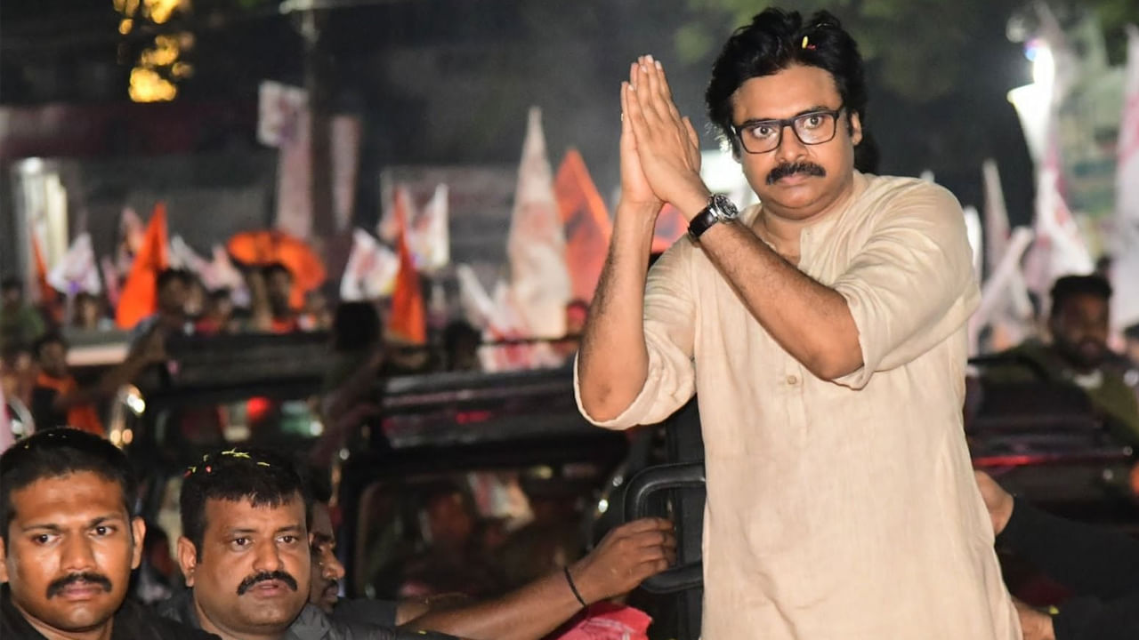 Pawan Kalyan: రాజోలులో నిలిచిన విద్యుత్.. సెల్‌ఫోన్‌లతో పవన్‌కు ఫ్యాన్స్ స్వాగతం.. నేడు మల్కిపురంలో బహిరంగ సభ